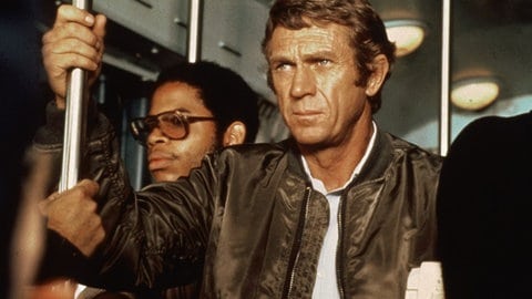 Jeder Kopf hat seinen Preis: Steve McQueen fährt als Kopfgeldjäger im Film "The Hunter" in Bomberjacke U-Bahn.