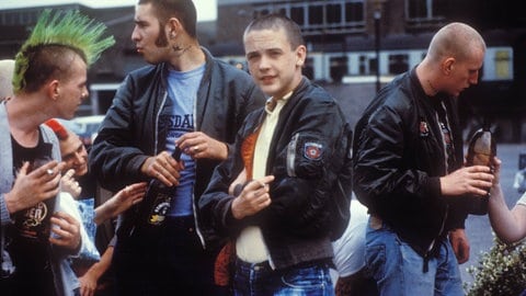 Skinheads und Punks an einem englischen Bahnhof in den 1980ern