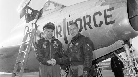 Zwei Piloten der U.S. Air Force in Pilotenjacken