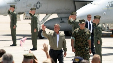  George W. Bush 2003 beim Wahlkampf in Bomberjacke