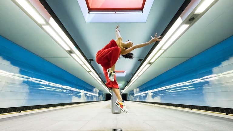 Balletttänzerin tanzt in einer U-Bahn-Station in Nürnberg.