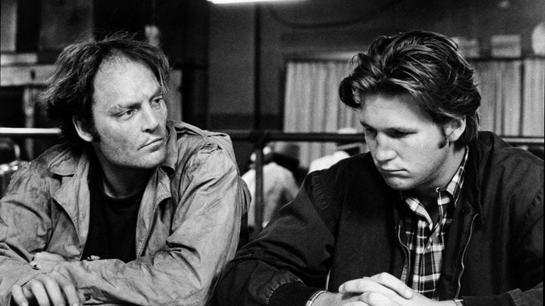 Die Schauspieler Stacy Keach (links) und Jeff Bridges (rechts) sitzen an einem Tresen. Schwarz-weißer Filmauschnitt aus „Fat City“ von 1971.