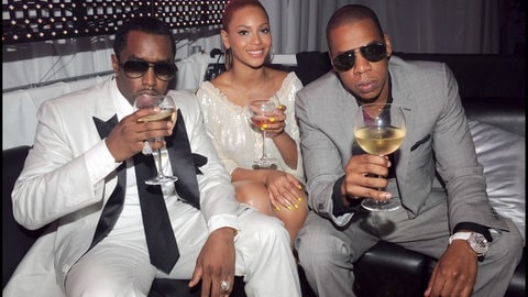 P. Diddy (links) mit Beyonce (Mitte) und Jay-Z trinken Champagner bei einer Party im Jahr 2008.