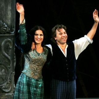 Die rumänische Sopranistin Angela Gheorghiu und ihr Ehemann, der französische Opernsänger Roberto Alagna, während einer Generalprobe der Puccini-Oper La Boheme am 29.07.2005 im antiken römischen Theater in Orange in der Provence.