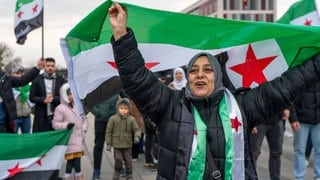 Syrische Frauen feiern, bei einer Kundgebung, ausgelassen das Ende des Assad-Regimes Assad