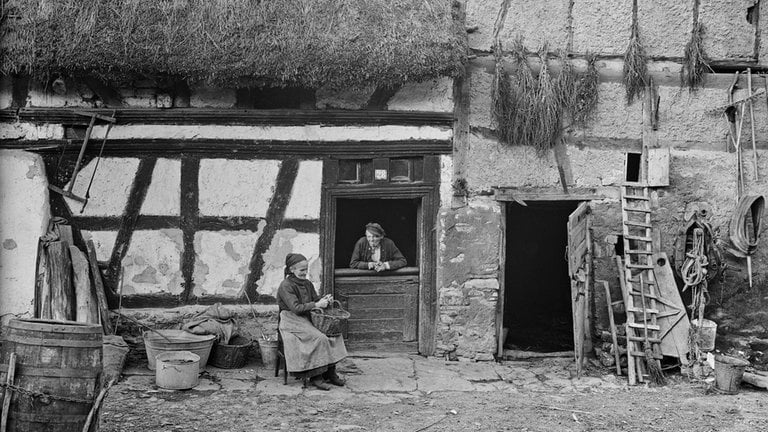 Der Mayener Fotograf Heinrich Pieroth hat zwischen 1920 und den 1950er Jahren das Leben in der Vulkaneifel fotografiert.