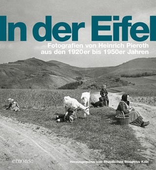 Auf dem Cover des Bildbandes "In der Eifel" ist ein Foto von Heinrich Pieroth abgebildet, wo er mehrere Personen auf einer Wieso fotografiert hat.