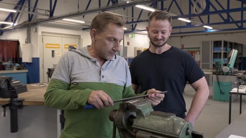 Schauspieler Richy Müller in seinem alten Lehrbetrieb. 