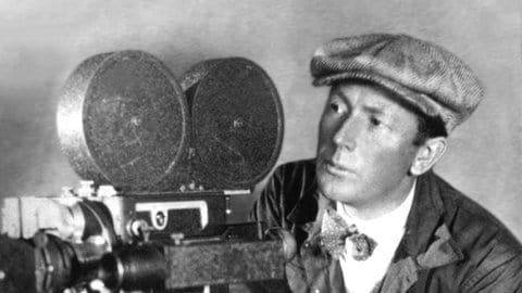 Porträt des Regisseurs Friedrich Wilhelm Murnau (1888 –1931), einer der bedeutensten Filmregisseure der Stummfilmära, mit Kamera