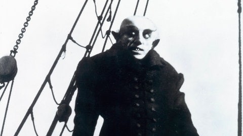 Der Schauspieler Max Schreck steht als Vampir Graf Orlok auf einem Schiffsbug, 1922. 