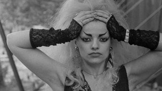 Die Punkikone Nina Hagen als Dreißigjährige, 1985, auf einem Schwarzweißbild.