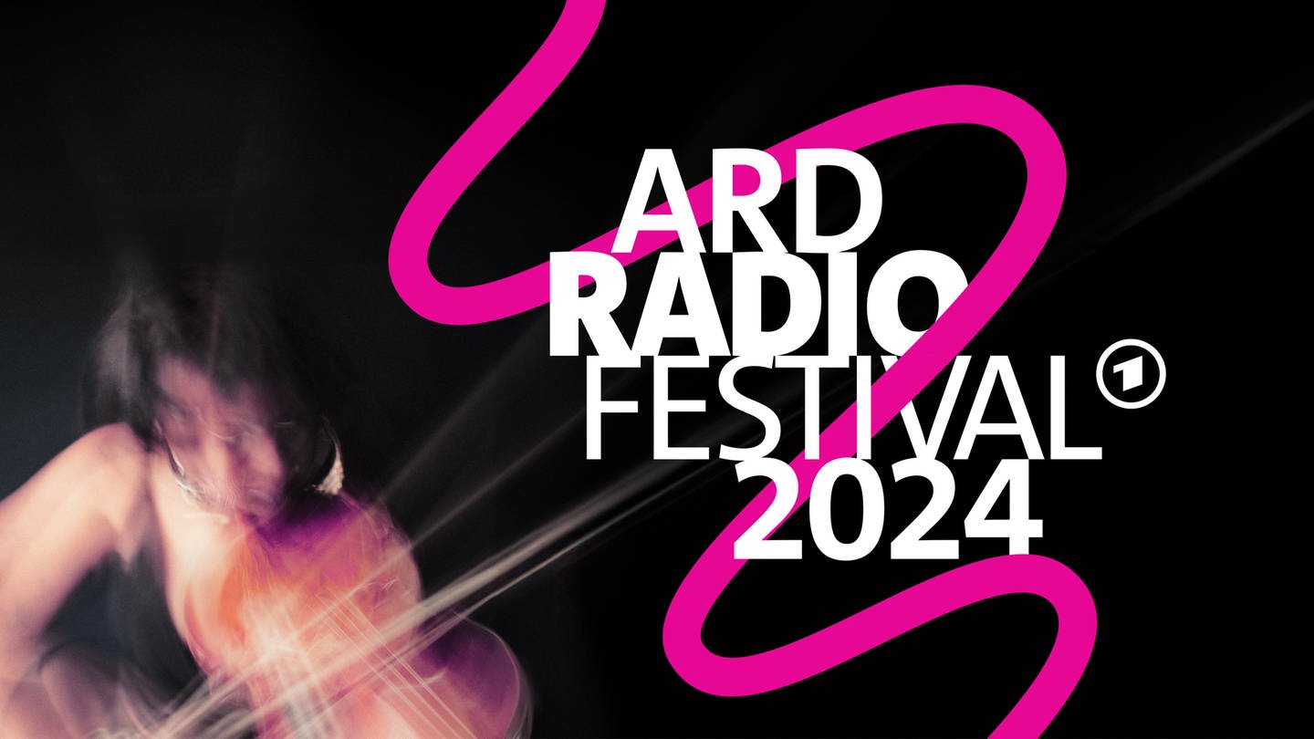 Eine Gegerin neben dem Logo des ARD Radiofestivals 2024