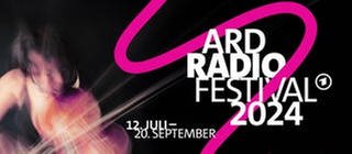 Eine Gegerin neben dem Logo des ARD Radiofestivals 2024