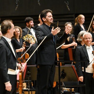 Die Münchner Philharmoniker unter der Leitung von Lahav Shani