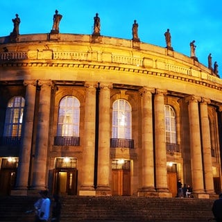 Staatsoper Stuttgart in der Abenddämmerung