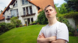 Der Schauspieler Jonas Sippel im Garten des elterlichen Einfamilienhauses.