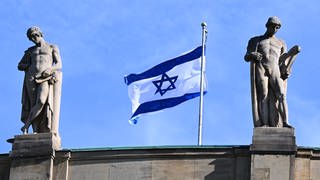Die Flagge des Staates Israel weht auf dem Opernhaus in Stuttgart