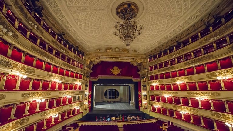 Die Bühne und ein leeres Saal des Theaters "Scala" in Mailand (Foto: IMAGO, IMAGO / imagebroker)