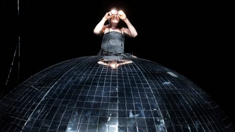 Wolfram Koch als König Lear am Thalia Theater Hamburg - Ein Mann in einem schwarzen Kleid auf der Bühne 