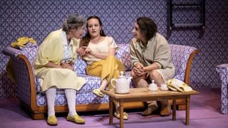 Pfalztheater Kaiserslautern: „Deine Oma - Eva hatte keinen Bauchnabel“