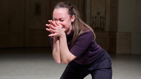 Die Schauspielerin Lena Kalisch spielt am Theater Nestroyhof Hamakom in Österreich das Stück "Wie man nach einem Massaker humanistisch bleibt in 17 Schritten".