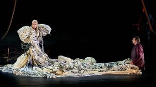 Dieses von den Bayreuther Festspielen zur Verfügung gestellte Foto zeigt Camilla Nylund (Isolde, l) und Andreas Schager (Tristan) im 1. Aufzug der Oper «Tristan und Isolde» von Richard Wagner auf der Bühne.