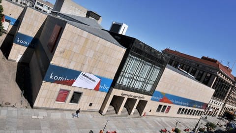 Blick auf das Stammhaus der Komischen Oper aus der Vogelperspektive. Das Bild zeigt die Komische Oper vor der Sanierung.