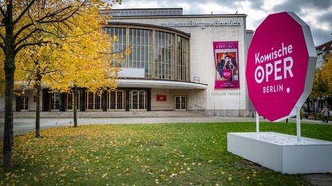 Logo der Komischen Oper als Aufsteller vor dem ehemaligen Schillertheater, das aktuell als Ausweichspielstätte dient.