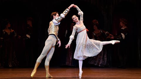 Szenenbild Ballett "Romeo und Julia" von John Cranko. Pas de deux der beiden Hauptfiguren