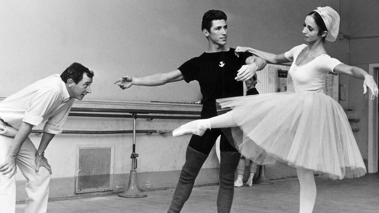 Der Choreograf John Cranko probt mit Richard Cragun und Marcia Haydee (01.09.1967)