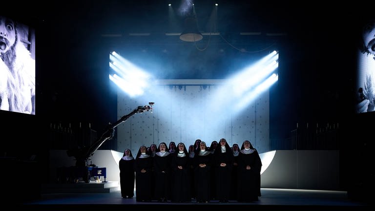 Ein Chor von Nonnen steht auf der Bühne - Damen des Staatsopernchors Stuttgart in Florentina Holzingers Opernperformance "Sancta"