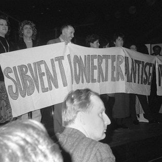 Demonstration gegen das Theaterstück "Der Müll, die Stadt und der Tod"