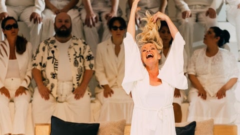 Susanne Elmark als "FRAU" mit dem Chor der Oper Zürich