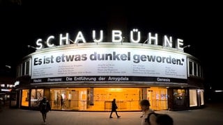 Der Eingang zur Berliner Schaubühne im Dunkeln. Über dem Eingang ist plakatiert: Es ist etwas dunkel geworden.