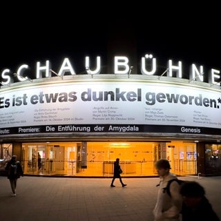 Der Eingang zur Berliner Schaubühne im Dunkeln. Über dem Eingang ist plakatiert: Es ist etwas dunkel geworden.