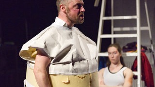 Szene aus dem Theaterstück „BEEFZ“ am Chawwerusch Theater 