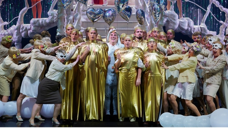 Auf dem Bild CASANOVA: Michael Mayes (Casanova), Staatsopernchor Stuttgart; 2024