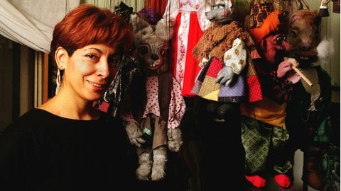 Die gebürtige Russin Nelly Eichhorn hat in ihrer Wohnung in Stuttgart zahlreiche Marionettenpuppen aus ihren Theaterstücken hängen