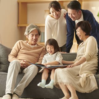 japanische Familie mit Kind, Eltern und Großeltern - imago images 0092104851