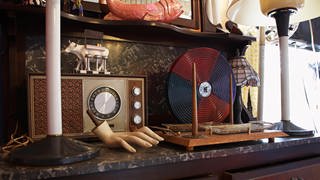 Ein altes Radio in einem Antiquitäten-Geschäft