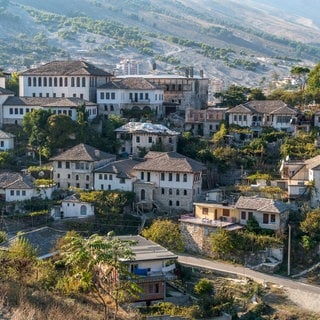 die typischen alten Steingebäude in Gjirokastra, Albanien