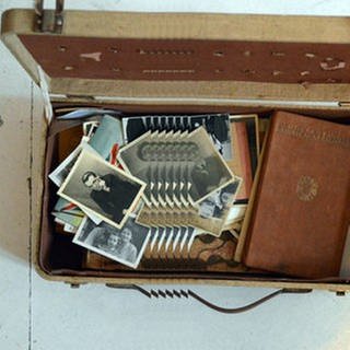 Ein alter Koffer, Motiv der SWR2 Doku-Serie "Der Koffer aus dem Mauerstreifen"