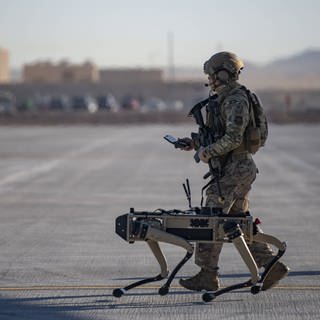 Ein Soldat steuert einen laufenden Kampfroboter