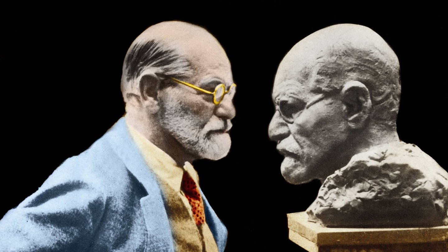 Sigmund Freud steht seiner Büste gegenüber