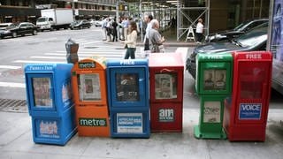 Zeitungsautomaten am Straßenrand in New York