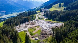 Baustelle des Chalet-Grossprojektes in den Kitzbüheler Alpen, aus der Vogelperspektive. 