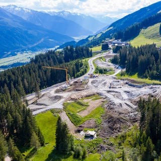 Baustelle des Chalet-Grossprojektes in den Kitzbüheler Alpen, aus der Vogelperspektive. 
