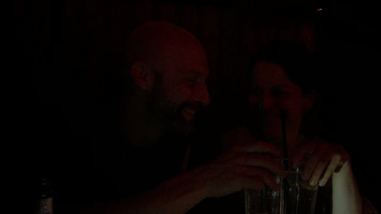 ein Paar in einer dunklen Bar