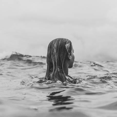 Eine Frau von hinten im Wasser