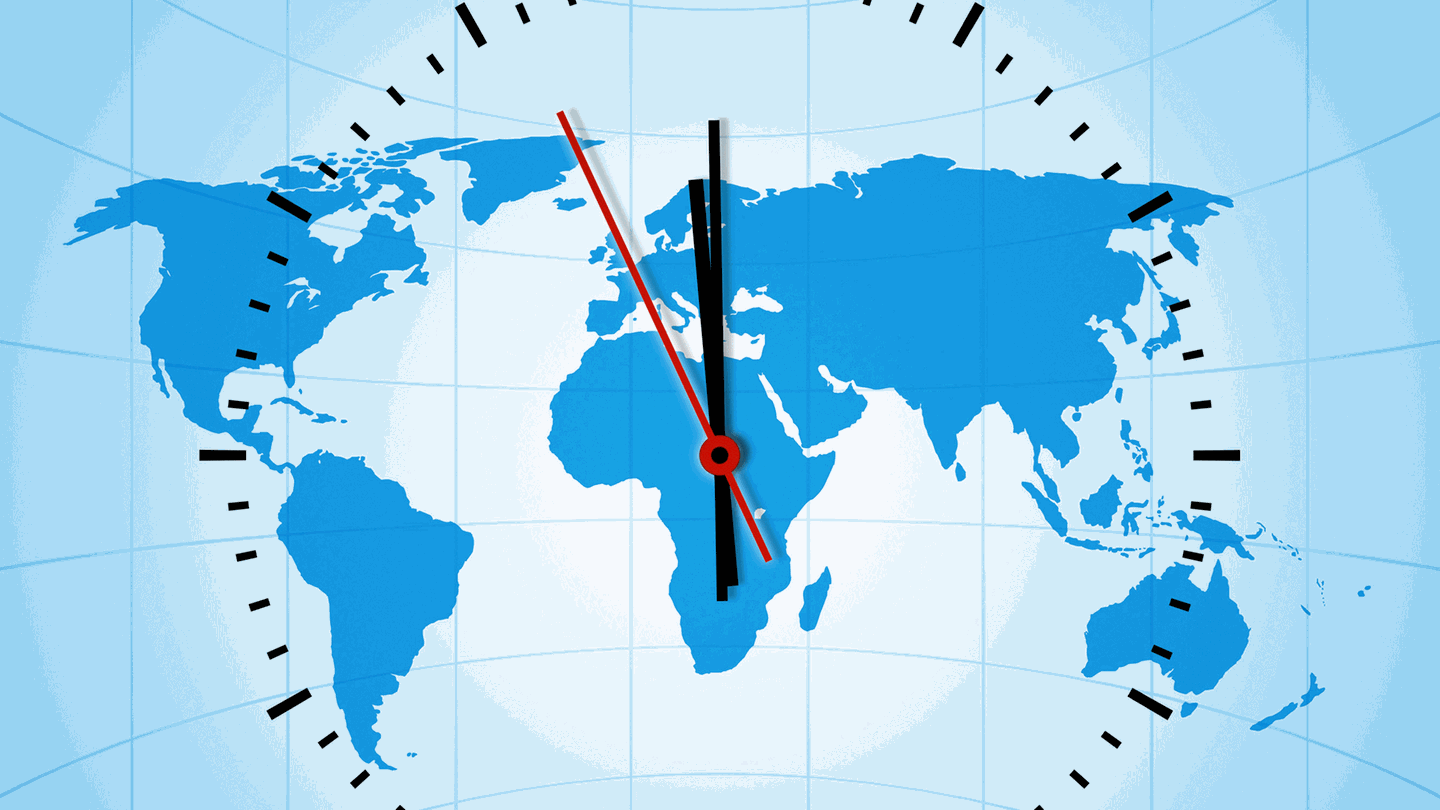 Uhr mit Weltkarte im Hintergrund kurz vor 12 Uhr